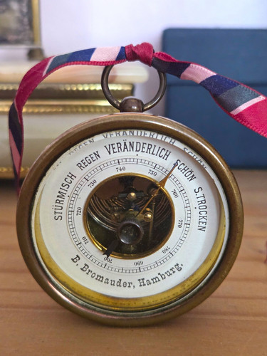 Antikes dosenbarometer - antikes,
